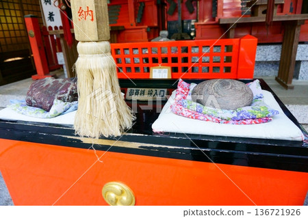 來自禦器所八幡神社白龍神社的厚重浮石 來自禦器所八幡神社白龍神社的厚重浮石 136721926