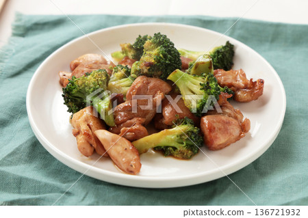 綠花椰菜雞肉炒菜 綠花椰菜雞肉炒菜 136721932
