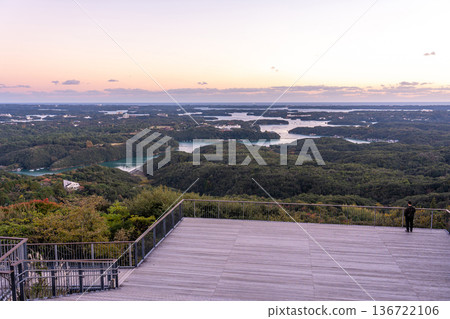 三重縣志摩市：從橫山展望台眺望阿厝灣的傍晚景色，可以欣賞到美麗的峽灣海岸線。 136722106