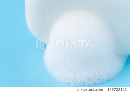淺藍色背景上，一塊起泡的白色香皂的特寫鏡頭 136722112