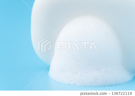 淺藍色背景上，一塊起泡的白色香皂的特寫鏡頭 136722119