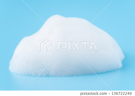 淺藍色背景上的白色肥皂泡 淺藍色背景上的白色肥皂泡 136722240