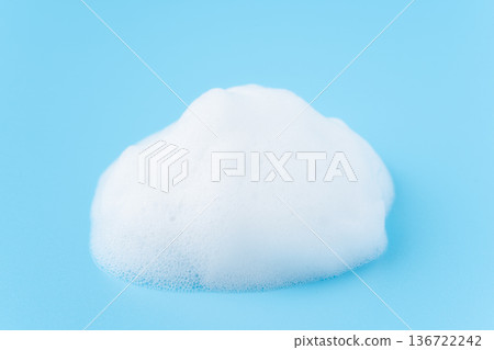 淺藍色背景上的白色肥皂泡 136722242