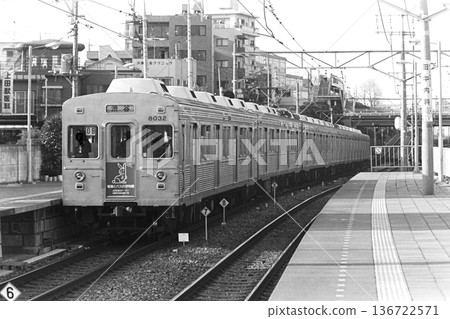 Tokyu Toyoko Line Denenchofu Station in the ground-level era, 8000 series 8032 and others, just before the electric bus service opened, April 10, 1982 Tokyu Toyoko Line Denenchofu Station in the ground-level era, 8000 series 8032 and others, just before the electric bus service opened, April 10, 1982 136722571