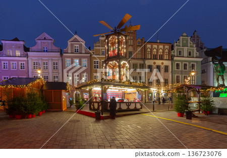 Christmas Market Old Town Square Poznan Poland Night Christmas Market Old Town Square Poznan Poland Night 136723076