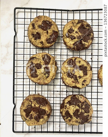 Freshly baked cookies with a golden-brown finish and chocolate chips. Perfectly crisp on the edges with a soft center, offering a delicious, comforting treat for any occasion. Freshly baked cookies with a golden-brown finish and chocolate chips. Perfectly crisp on the edges with a soft center, offering a delicious, comforting treat for any occasion. 136723087