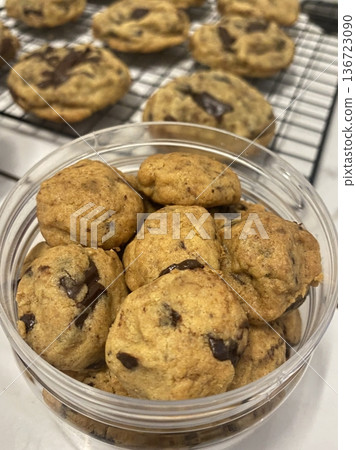 Freshly baked cookies with a golden-brown finish and chocolate chips. Perfectly crisp on the edges with a soft center, offering a delicious, comforting treat for any occasion. Freshly baked cookies with a golden-brown finish and chocolate chips. Perfectly crisp on the edges with a soft center, offering a delicious, comforting treat for any occasion. 136723090