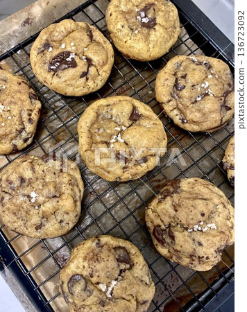 Freshly baked cookies with a golden-brown finish and chocolate chips. Perfectly crisp on the edges with a soft center, offering a delicious, comforting treat for any occasion. Freshly baked cookies with a golden-brown finish and chocolate chips. Perfectly crisp on the edges with a soft center, offering a delicious, comforting treat for any occasion. 136723092