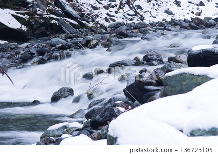 The clear waters of the upper reaches of the Arakawa River in Okuchichibu during the harsh winter 136723105