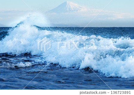 禦前崎的波浪和富士山 禦前崎的波浪和富士山 136723891