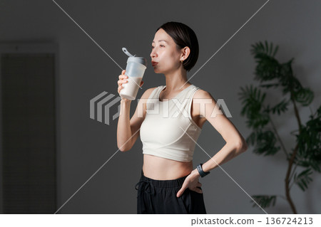 女人喝蛋白質 女人喝蛋白質 136724213