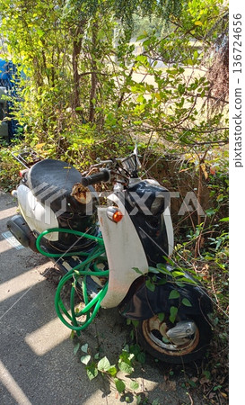 停在山路上的自行車 停在山路上的自行車 136724656