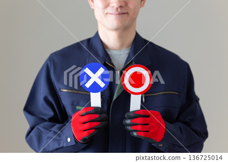 一位身著工作服的中年男性商人手持圓形十字形盤子 一位身著工作服的中年男性商人手持圓形十字形盤子 136725014