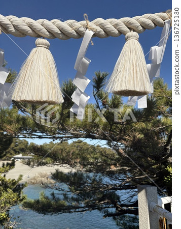 高知縣桂濱市的注連繩在藍天下熠熠生輝 高知縣桂濱市的注連繩在藍天下熠熠生輝 136725180