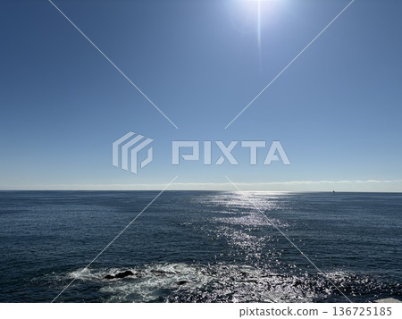 The sparkling Pacific Ocean and horizon at Katsurahama in Kochi Prefecture 136725185