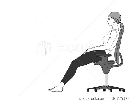 插圖描繪了一位日本女性側身坐在椅子上，骨盆向後傾斜，骶骨坐在椅子上。 136725974
