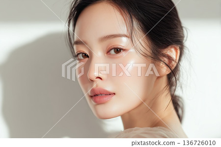 一位膚色白皙的美麗亞洲女性 136726010