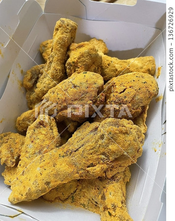 Crispy fried chicken with golden, crunchy skin and juicy, tender meat. A delicious and savory dish, perfect for any meal, served with dipping sauces or side dishes for extra flavor! Crispy fried chicken with golden, crunchy skin and juicy, tender meat. A delicious and savory dish, perfect for any meal, served with dipping sauces or side dishes for extra flavor! 136726929