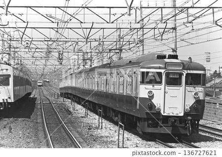 1982年4月11日，113系快速列車和101系普通列車在總武線元八幡站之間行駛 136727621