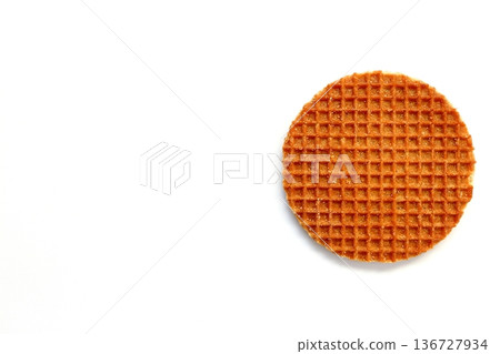 從上方俯視的白色背景上的荷蘭焦糖餅乾 136727934