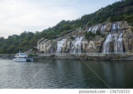 Han River bike path 136728153