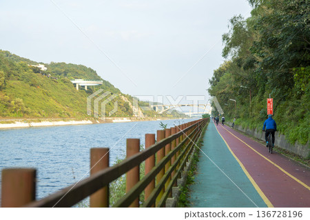 Han River bike path 136728196