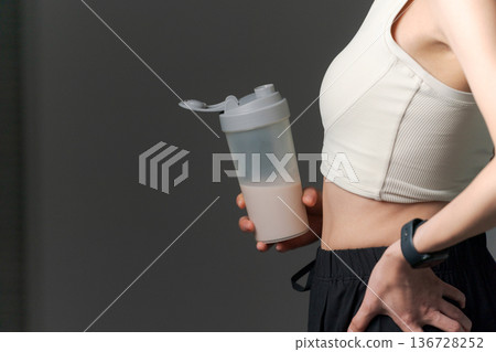 女人的手握著蛋白質 136728252