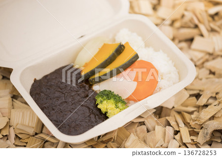 外帶咖哩飯，盛放在木屑上 136728253