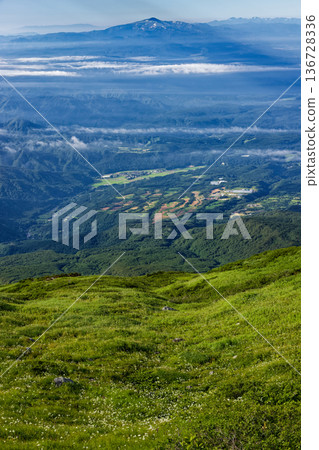 夏季從鳥海山外緣眺望月山和旭山脈 夏季從鳥海山外緣眺望月山和旭山脈 136728336