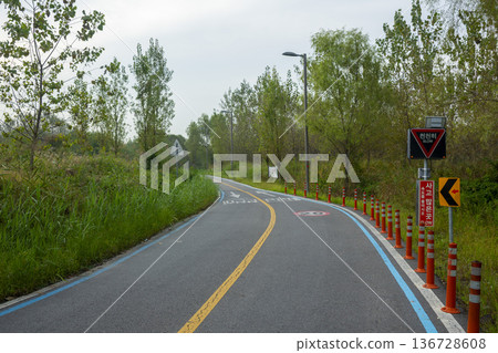 Han River bike path 136728608