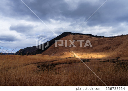 從棕色到黑色:2026年初春,索尼高原發生山火。在燃燒之前,高原再次被雲層覆蓋的天空所照亮。 從棕色到黑色:2026年初春,索尼高原發生山火。在燃燒之前,高原再次被雲層覆蓋的天空所照亮。 136728634