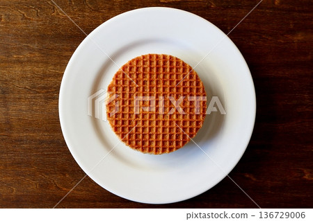 從正上方視角拍攝的桌面上的荷蘭焦糖華夫餅。 136729006