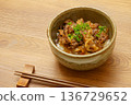 日式料理圖片，牛肉飯和筷子擺放在木紋桌上。 136729652