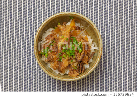 特寫鏡頭:一碗美味的牛肉飯,上面撒滿了蔥花。 特寫鏡頭:一碗美味的牛肉飯,上面撒滿了蔥花。 136729654