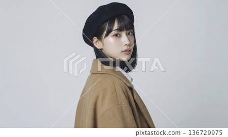 一位身穿棕色外套、頭戴黑色貝雷帽的日本女子轉過身來 136729975