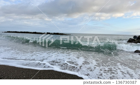 洶湧的波浪 136730387