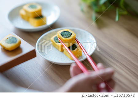 手捧菠菜煎蛋捲 136730578