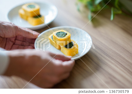 手捧菠菜煎蛋捲 136730579