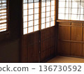 一間靜謐的日式房間，配有障子門，夕陽緩緩灑入。 136730592