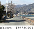 日本的鄉村風光，寧靜的鄉間小路沿著大海和山脈蜿蜒而行。 136730594
