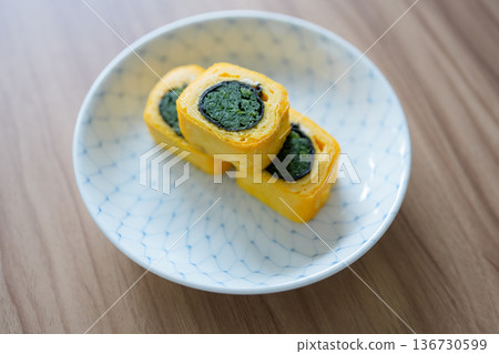 盤子裡放著煎蛋和菠菜。 136730599