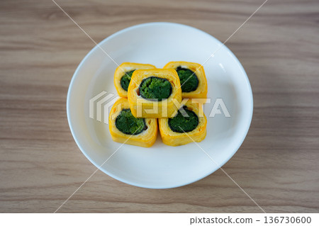 盤子裡放著煎蛋和菠菜。 136730600