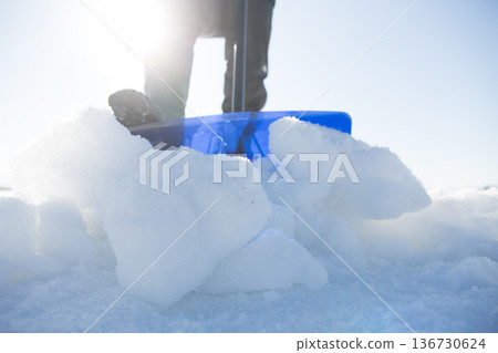 一名男子正在用鏟子清理積雪 136730624