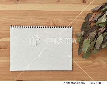 木桌上的素描本和裝飾品 木桌上的素描本和裝飾品 136731019