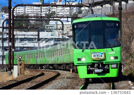 京王8000系列8713F號列車，高尾山，車頭為冬季蕎麥麵標誌 136731681