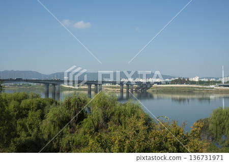 Han River bike path 136731971