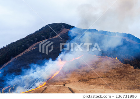 從棕色到黑色：2026年初春，索尼高原上的山體燃燒。環繞高原的山體從底部開始燃燒，最終完全燒毀。 136731990