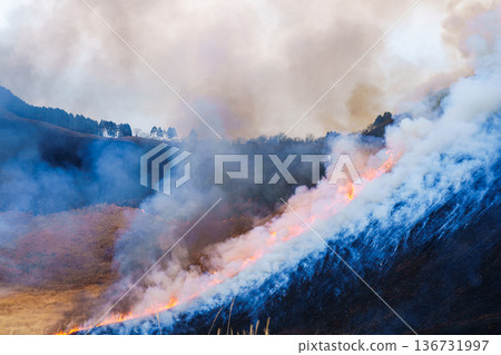 2026年初春，索尼高原山體燃燒，由棕色變為黑色－環繞高原的山脈⑧自底部開始燃燒，整體燃燒。 136731997