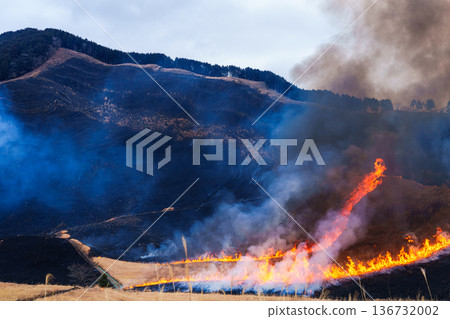 2026年初春,索尼高原上的山體從棕色變成黑色,燃起熊熊大火。環繞高原的山體從底部開始燃燒,最終完全燒毀。 2026年初春,索尼高原上的山體從棕色變成黑色,燃起熊熊大火。環繞高原的山體從底部開始燃燒,最終完全燒毀。 136732002