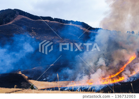 2026年初春,索尼高原上的山體從棕色變成黑色,燃起熊熊大火。環繞高原的山體從底部開始燃燒,最終完全燒毀。 2026年初春,索尼高原上的山體從棕色變成黑色,燃起熊熊大火。環繞高原的山體從底部開始燃燒,最終完全燒毀。 136732003